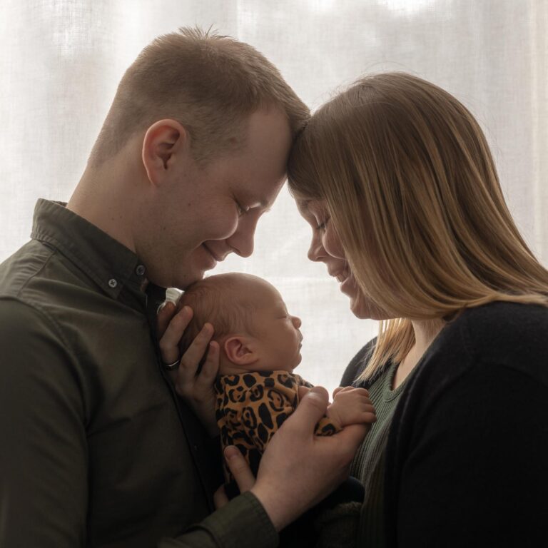 Perhekuvaus vaalea tausta